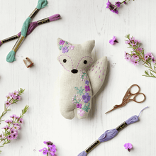 Load image into Gallery viewer, Frida Fox - Freestyle Friends Embroidery Kit