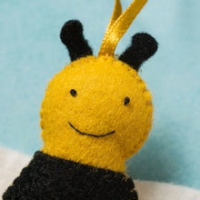 Load image into Gallery viewer, Bee &amp; Flower Felt Craft Mini Kit