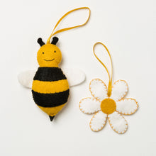 Load image into Gallery viewer, Bee &amp; Flower Felt Craft Mini Kit