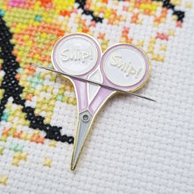 Load image into Gallery viewer, Embroidery Scissors Needle Minder
